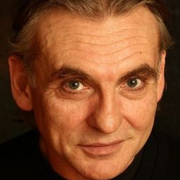 Alain Cauchi 飾演 Léon (voice)