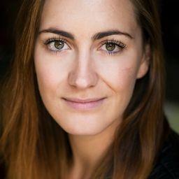 Hayley Sproull - Baby Done演員 飾演Pregnant Midwife