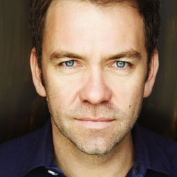 Brendan Cowell 飾演 John