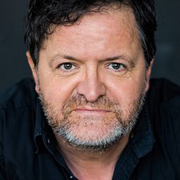 Jörg Westphal 飾演 Sportfunktionär Behrens