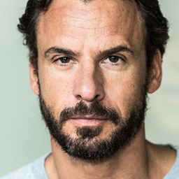 Stephan Luca 飾演 Lukas