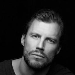 Ivar Lykke 飾演 Major Tits