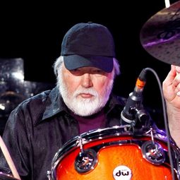 Ronnie Tutt - 貓王賭城演唱會實錄演員 飾演Self - Musician