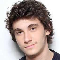 Guilherme Prates 飾演 João