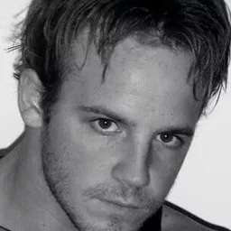 Adam C. Edwards 飾演 Father on Plane