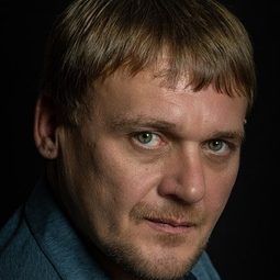 Serhii Smeian 飾演 Kyryl