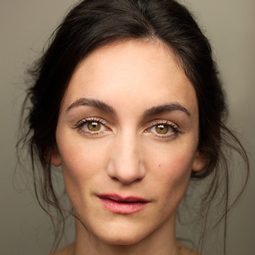 Cara Horgan 飾演 Maria