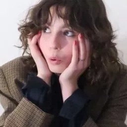 Mitty Hazanavicius 飾演 Nina