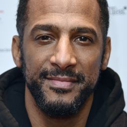 Stomy Bugsy 飾演 Le chauffeur Frances