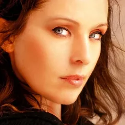 卡提·莫尼克·庫姆 飾演 