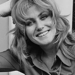 Marcia Fox - 暮年德古拉演員 飾演Air Hostess