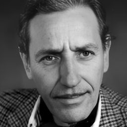 Larbi Zekkal 飾演 Combattant FLN