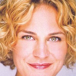 Alicia Johnston 飾演 Isabelle