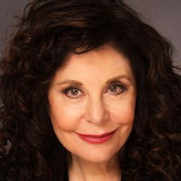 Karen Kondazian 飾演 Rose Croce