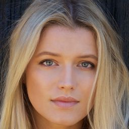 Lily Travers 飾演 Elodie