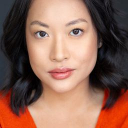 Marissa Leong 飾演 Ms. Cook