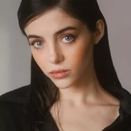 Eve Ryan 飾演 Hasley Weigel