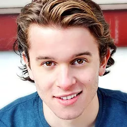 Mitch Ainley 飾演 Zach