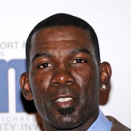 Michael Finley 飾演 Self