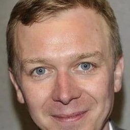 Steven Robertson 飾演 Bob Fraser