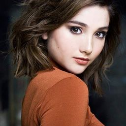 阿曼達·阿爾庫里 飾演 Lorrie