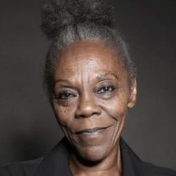 Teca Pereira - 父親的椅子演員 飾演Vó Favela