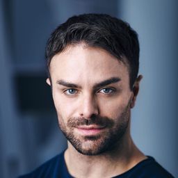 Marios Gavrilis 飾演 Harry