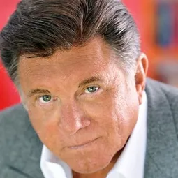 Larry Manetti 飾演 Derrick Richmond