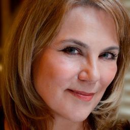 Lorelei King 飾演 Anna's Publicist