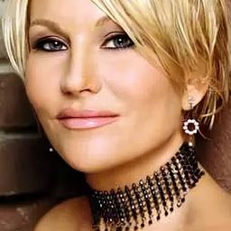 Schae Harrison 飾演 Eva