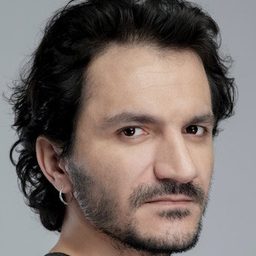 Inanç Konukçu 飾演 Nezmi