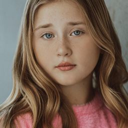 Evelyn Burke 飾演 Peasant Girl