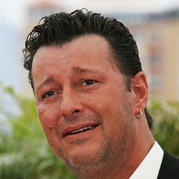 Michael Thomas - Mister John演員 飾演Lester