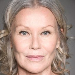 Terry Norton 飾演 Marike de Klerk