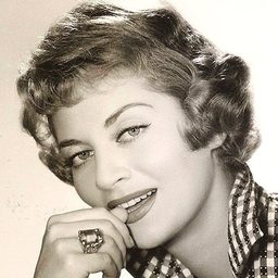 Françoise Christophe 飾演 Guest at the opening