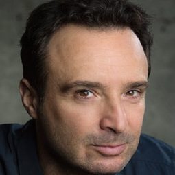 約翰·卡西尼 - 愛情小館演員 飾演Roberto Tucci