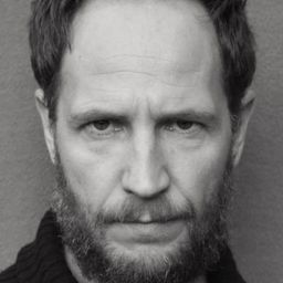 伊尼哥·德拉伊格雷西亞 飾演 Miguel (adulto)