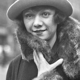 Thérèse Dorny 飾演 Mrs. Herboux