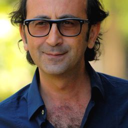 Giovanni Esposito 飾演 Dino