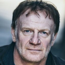 馬克·路易斯·瓊斯 飾演 Alan