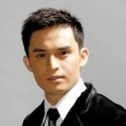 Prince Stefan 飾演 Cardi B