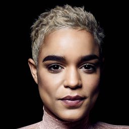 Elizabeth Ludlow 飾演 Alex