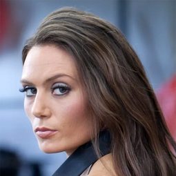 Zara Phythian 飾演 Self