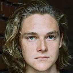 Timothy Innes 飾演 Nigel