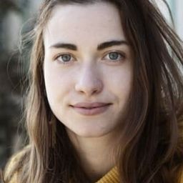 Anaelle Dézsy 飾演 Charlotte