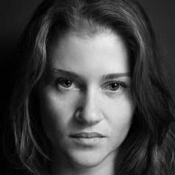 Lydia Indjova - Good Favour演員 飾演Laure