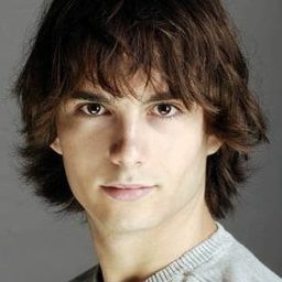 Nacho Pérez 飾演 Young Ignacio