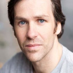 Andrew Steele 飾演 Clinic Manager