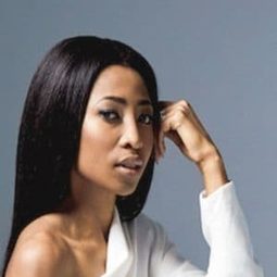 恩勒·姆巴利·姆洛什瓦 - 皇后鎮球王演員 飾演Xoliswa Gigaba