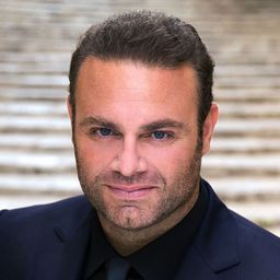 約瑟夫．卡列雅 飾演 Rodolfo